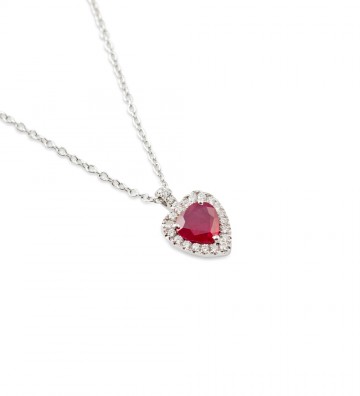 Girocollo in oro bianco con rubino a forma di cuore e contorno diamanti