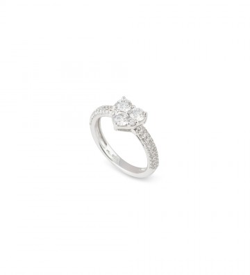Anello in oro bianco con cuore di diamanti al centro e brillanti sul gambo
