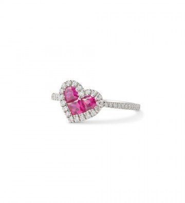 Anello in oro bianco con cuore di rubini al centro e brillanti sui gambi