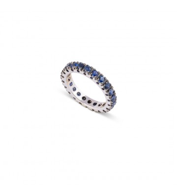 Anello fede in oro bianco con giro completo di zaffiri