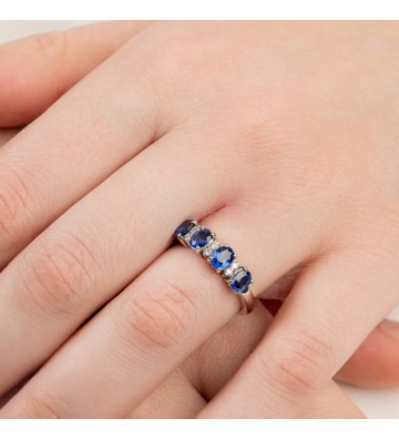 Anello in oro bianco a riviere con zaffiri intercalati a brillanti