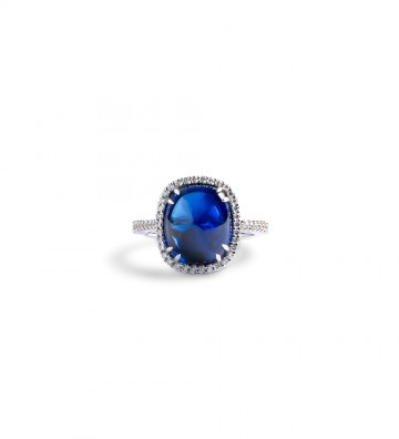 Anello in oro bianco con al centro zaffiro cabochon Pan di zucchero contorno e fianchi in brillanti